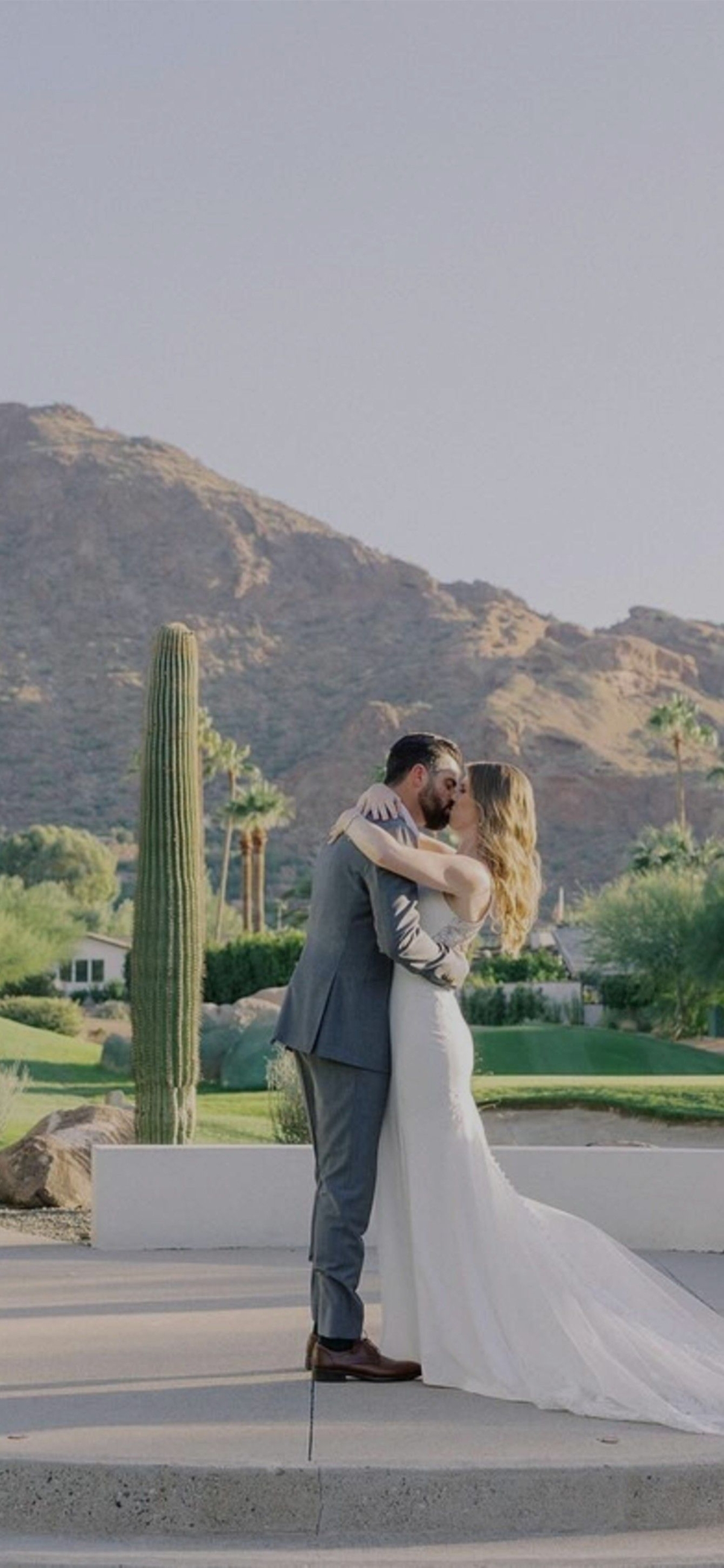 Photo of the kissing couple - Mobile Image