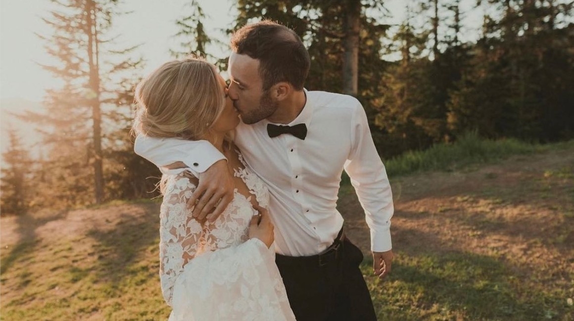 Photo of the couple in the wood - Desktop Image